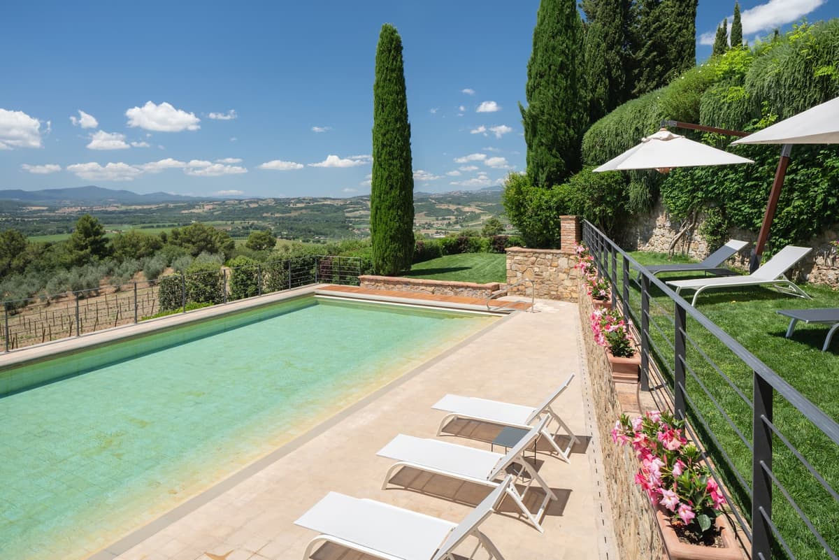 Viñedos y edificios de Castello Banfi en Montalcino, sur de la Toscana, cuna del Brunello di Montalcino