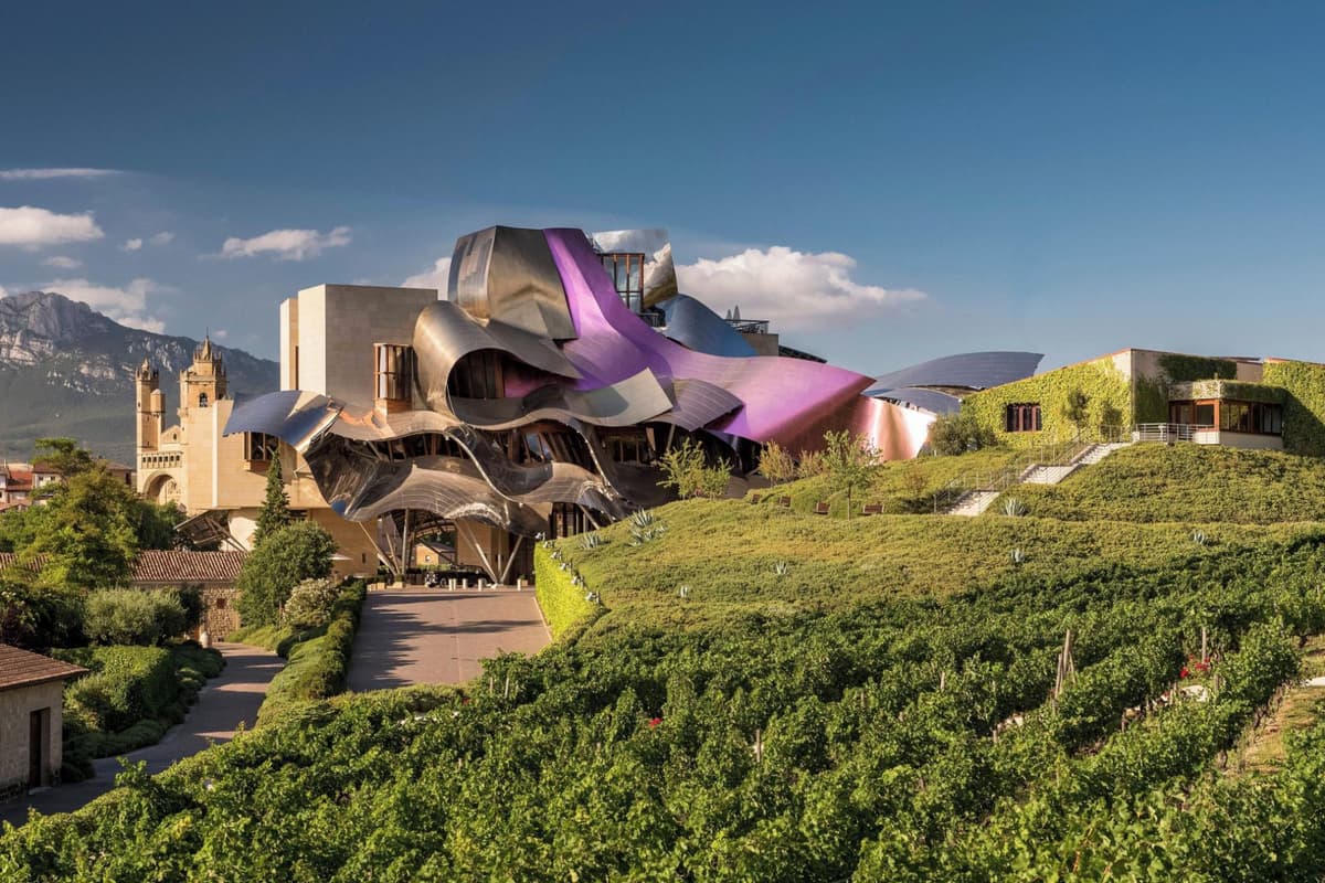 El edificio de cintas de titanio de Frank Gehry en Marqués de Riscal sobre las hileras de viñedo en la Rioja Alavesa